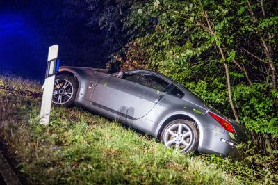 Weinstadt-Beutelsbach: Pkw kommt von der Strasse ab und landet im Wald - 2 Verletzte